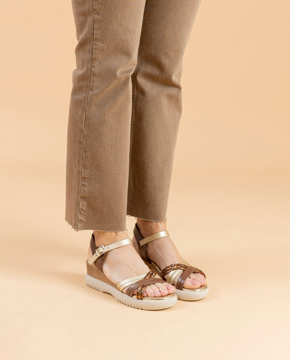 Sandalia De Cuña De Piel Taupe Carlota