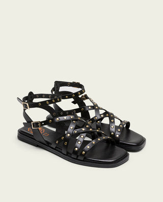 Sandalias de tiras negras: el básico que salva cualquier look