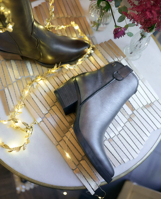 Cómo combinar botines cowboy negros y marrones