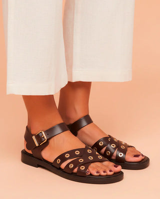Del marrón chocolate al cuero: El éxito de las sandalias marrones de tiras