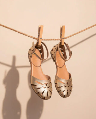 Cómo combinar sandalias doradas en bodas y eventos