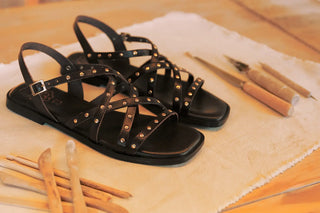 Sandalias de tiras negras: el básico que salva cualquier look