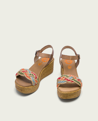 SANDALIA CUÑA PIEL Y TEJIDO TAUPE COLORES INÉS