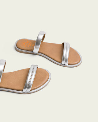 SANDALIA PLANA PIEL TAUPE PLATA ERIKA