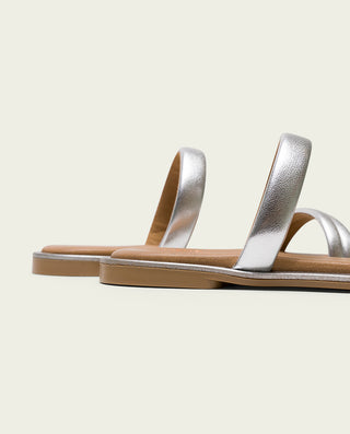 SANDALIA PLANA PIEL TAUPE PLATA ERIKA