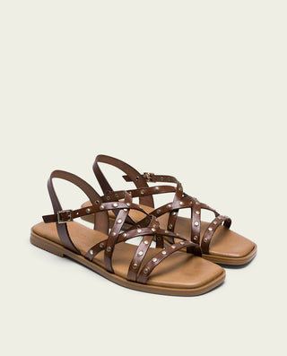 SANDALIA PLANA DE PIEL CON TACHUELAS MOKA VICTORIA