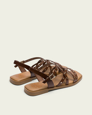 SANDALIA PLANA DE PIEL CON TACHUELAS MOKA VICTORIA