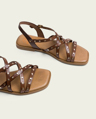 SANDALIA PLANA DE PIEL CON TACHUELAS MOKA VICTORIA