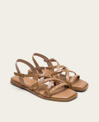 SANDALIA PLANA DE PIEL CON TACHUELAS TAUPE VICTORIA