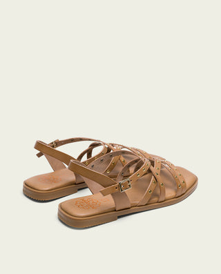 SANDALIA PLANA DE PIEL CON TACHUELAS TAUPE VICTORIA