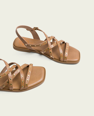 SANDALIA PLANA DE PIEL CON TACHUELAS TAUPE VICTORIA