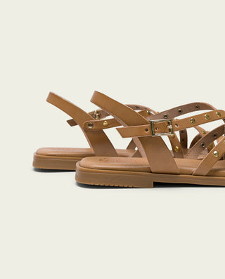 SANDALIA PLANA DE PIEL CON TACHUELAS TAUPE VICTORIA