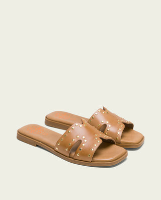 SANDALIA PLANA DE PIEL CON TACHUELAS TAUPE VANESA