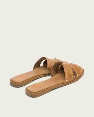 SANDALIA PLANA DE PIEL CON TACHUELAS TAUPE VANESA