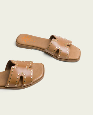 SANDALIA PLANA DE PIEL CON TACHUELAS TAUPE VANESA