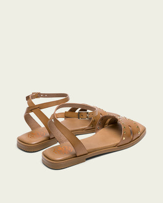 SANDALIA PLANA DE PIEL CON TACHUELAS TAUPE VIKA