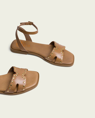 SANDALIA PLANA DE PIEL CON TACHUELAS TAUPE VIKA