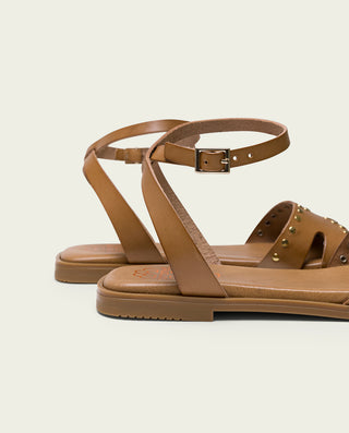 SANDALIA PLANA DE PIEL CON TACHUELAS TAUPE VIKA