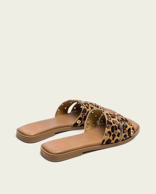 SANDALIA PLANA DE PIEL LEOPARDO CON TACHUELAS VILMA