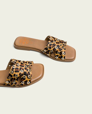 SANDALIA PLANA DE PIEL LEOPARDO CON TACHUELAS VILMA