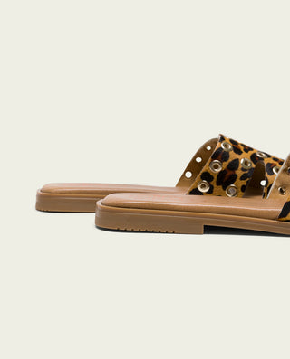 SANDALIA PLANA DE PIEL LEOPARDO CON TACHUELAS VILMA