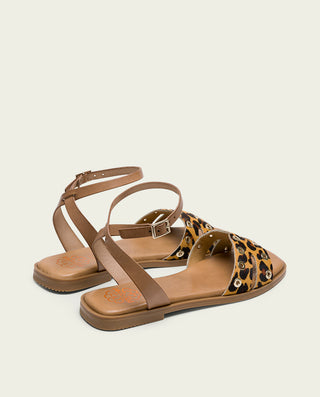 SANDALIA PLANA DE PIEL LEOPARDO CON TACHUELAS VALERIA
