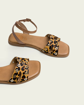SANDALIA PLANA DE PIEL LEOPARDO CON TACHUELAS VALERIA