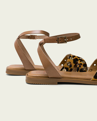 SANDALIA PLANA DE PIEL LEOPARDO CON TACHUELAS VALERIA