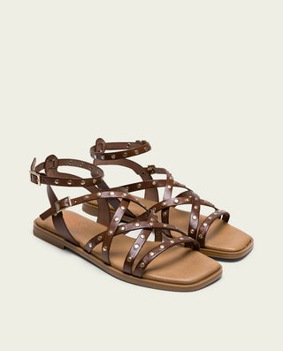 SANDALIA PLANA ROMANA DE PIEL TACHUELAS MOKA VERNA
