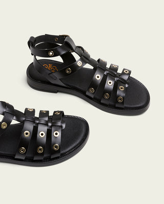 SANDALIA ROMANA PLANA PIEL CON TACHUELAS NEGRO MIA