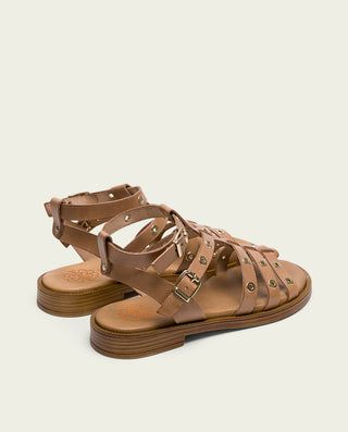 SANDALIA ROMANA PLANA PIEL CON TACHUELAS TAUPE MIA