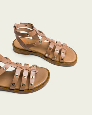 SANDALIA ROMANA PLANA PIEL CON TACHUELAS TAUPE MIA