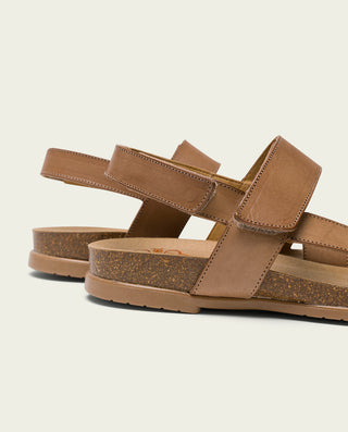 SANDALIA PLANA ROMANA BIO TACHUELAS DE PIEL TAUPE SONIA