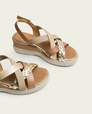 SANDALIA DE CUÑA DE PIEL TRENZA TAUPE ORO BÁRBARA