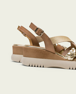 SANDALIA DE CUÑA DE PIEL TRENZA TAUPE ORO BÁRBARA