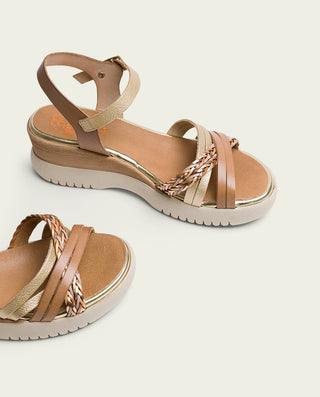 SANDALIA DE CUÑA DE PIEL DE TIRAS TAUPE ORO BERTA