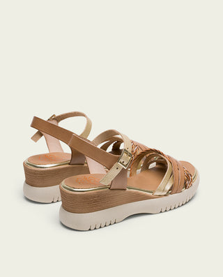 SANDALIA DE CUÑA DE PIEL DE TIRAS TAUPE ORO BERTA