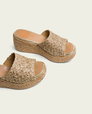 SANDALIA DE CUÑA DE PIEL TAUPE DANIELA
