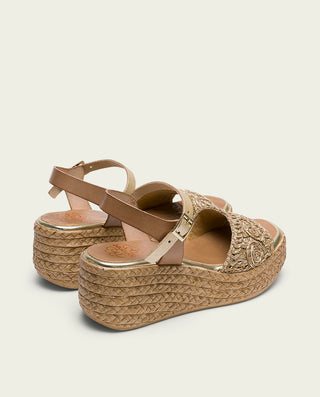 SANDALIA DE CUÑA DE PIEL TAUPE ORO DALIA