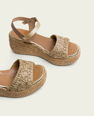 SANDALIA DE CUÑA DE PIEL TAUPE ORO DALIA