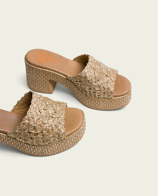SANDALIA DE TACÓN DE PIEL TEXTIL TAUPE  JUDITH