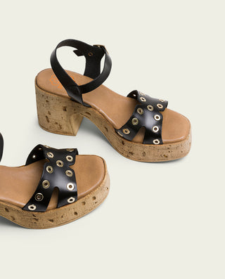SANDALIA DE TACÓN DE PIEL NEGRO TACHUELAS ZAZA
