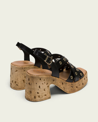 SANDALIA DE TACÓN DE PIEL NEGRO TACHUELAS ZOE