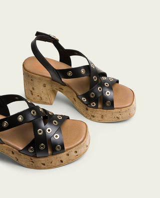 SANDALIA DE TACÓN DE PIEL NEGRO TACHUELAS ZOE