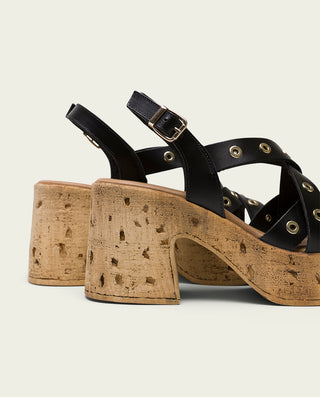 SANDALIA DE TACÓN DE PIEL NEGRO TACHUELAS ZOE