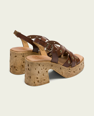 SANDALIA DE TACÓN DE PIEL MOKA TACHUELAS ZOE