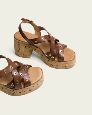 SANDALIA DE TACÓN DE PIEL MOKA TACHUELAS ZOE