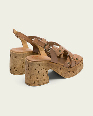 SANDALIA DE TACÓN DE PIEL TAUPE TACHUELAS ZOE