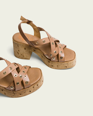 SANDALIA DE TACÓN DE PIEL TAUPE TACHUELAS ZOE
