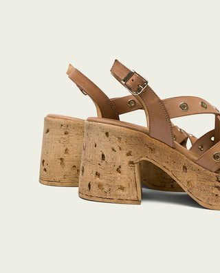 SANDALIA DE TACÓN DE PIEL TAUPE TACHUELAS ZOE